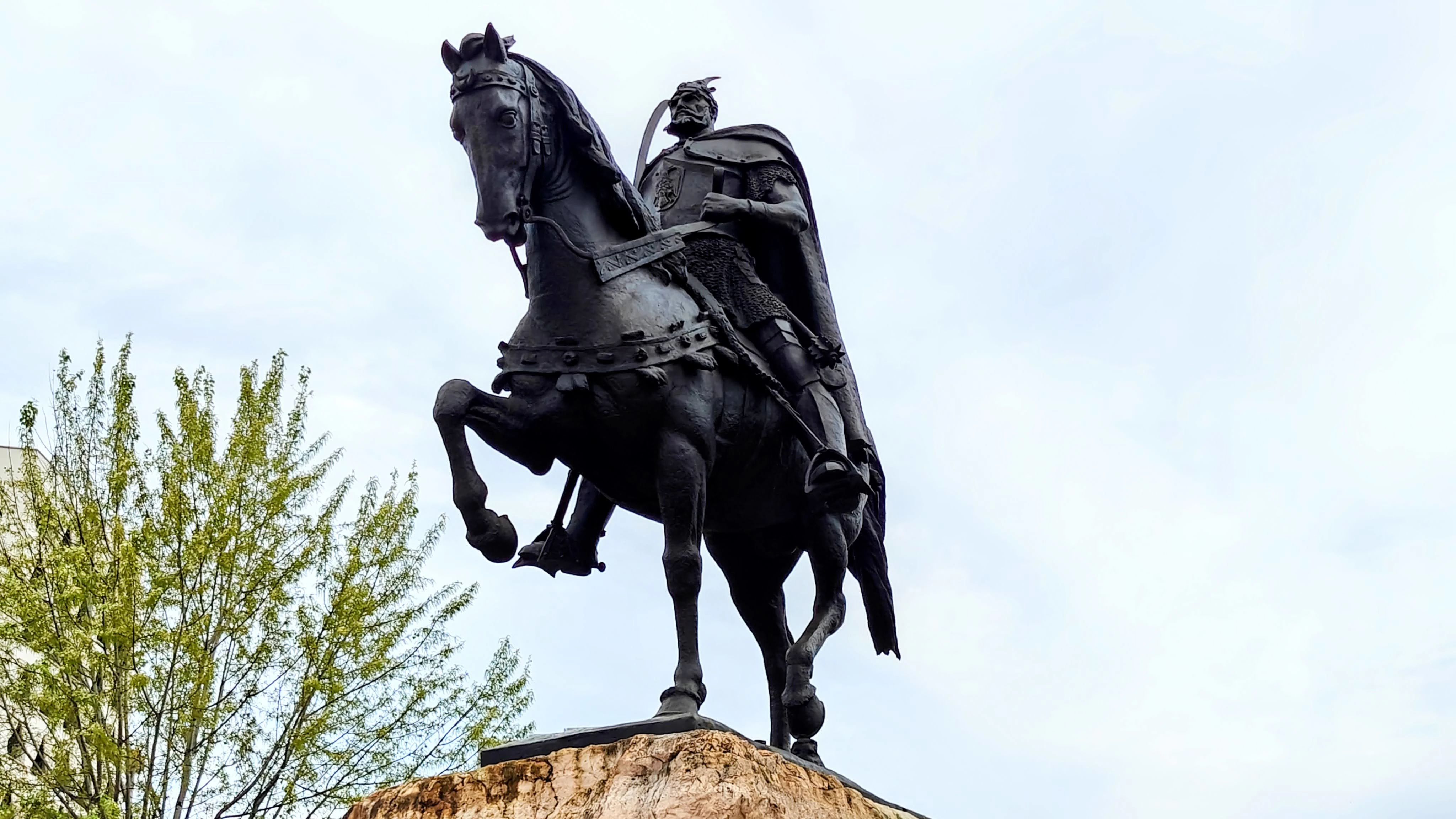 Gjergj Kastrioti - Skanderbeg/??skender Bey - legendary 15th century revolutionary hero of Albania and beyond. A bronze statue of a man in mediaeval armour, sitting astride a horse. His sword is drawn and pointing at the sky; the horse has one fore leg and one hind leg raised.